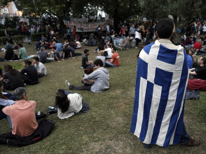 Yunanistan'da gençlerin yarısına aileleri bakıyor