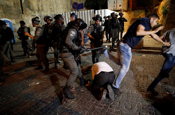 İsrail polisi Mescid-i Aksa cemaatine saldırdı