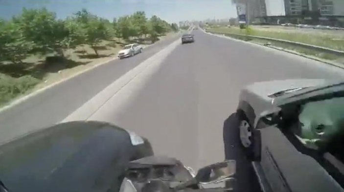Motosiklet sürücüsü iki aracın arasında sıkıştı