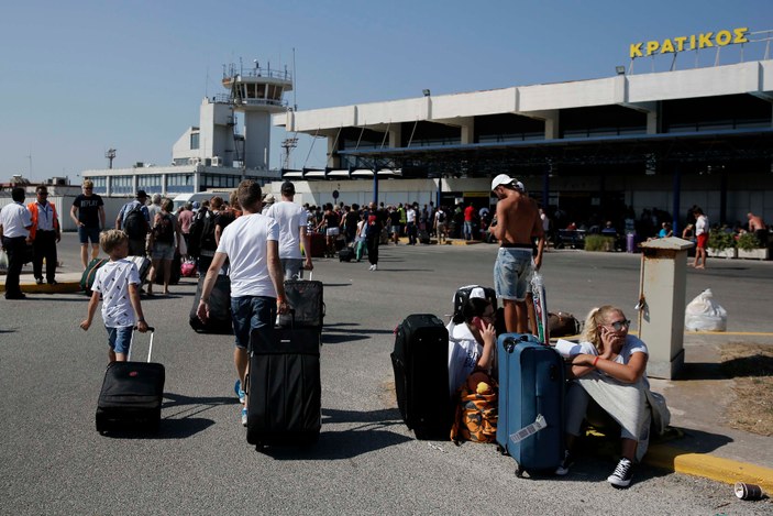 Turistler Kos Adası'nı terk ediyor