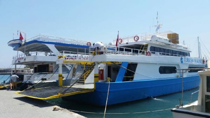 Türkler gönderilen gemilerle İstanköy'den tahliye ediliyor