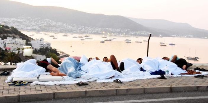 Bodrum'da deprem korkusu: Geceyi dışarıda geçirdiler