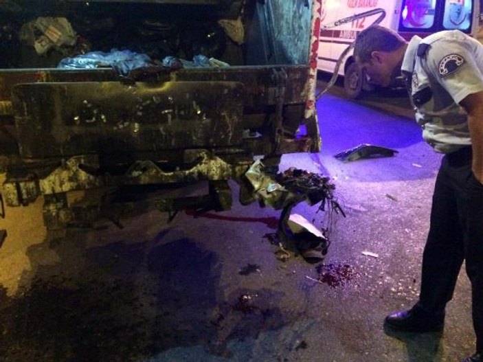 Sakarya'da otomobil çöp kamyonuna çarptı: 2 yaralı