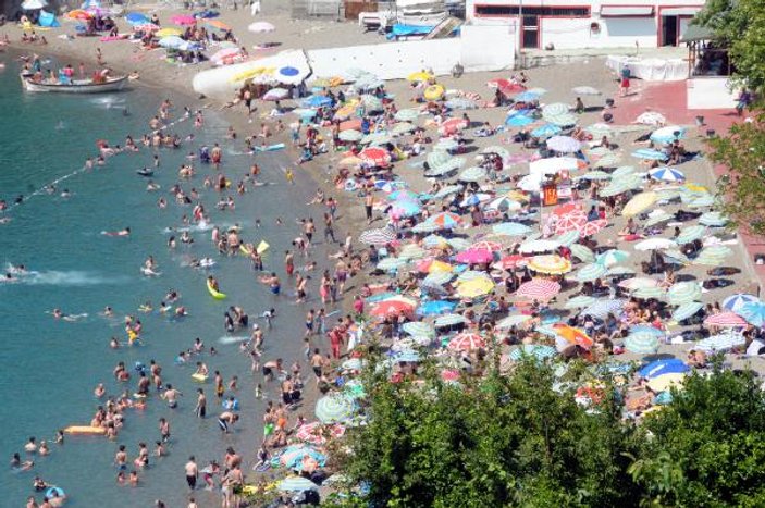 Zonguldak Kapuz Plajı doldu taştı