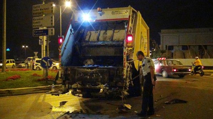 Sakarya'da otomobil çöp kamyonuna çarptı: 2 yaralı