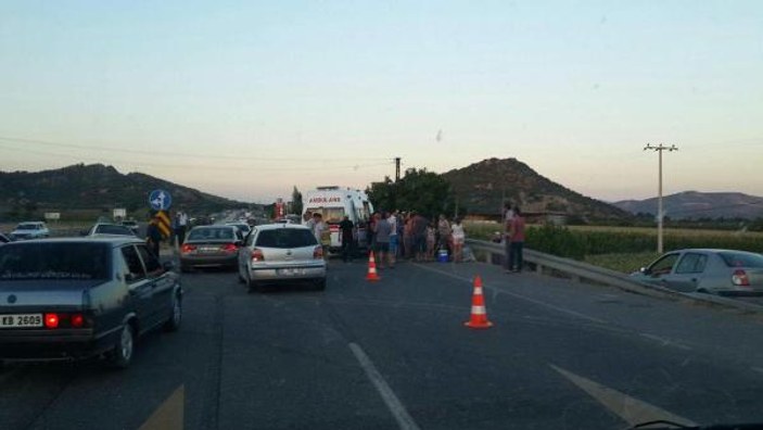 İzmir'de minibüs otomobille çarpıştı: 5'i çocuk 11 yaralı