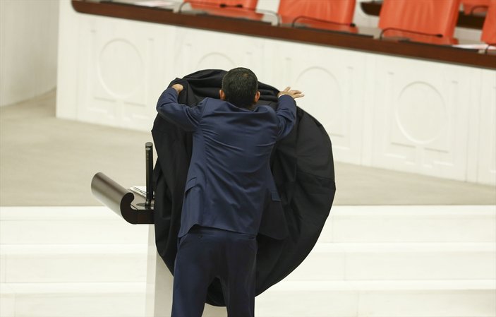 CHP'li Özel Meclis kürsününe siyah örtü geçirdi