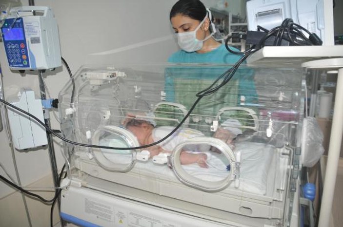 Yüksekova’da 3 saatlik bebeğe omirilik ameliyatı yapıldı