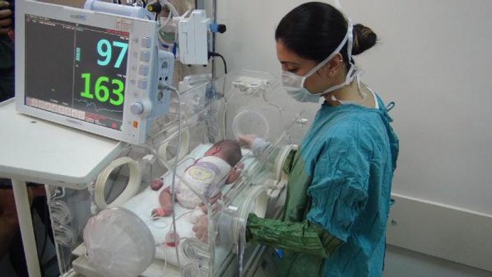 Yüksekova’da 3 saatlik bebeğe omirilik ameliyatı yapıldı