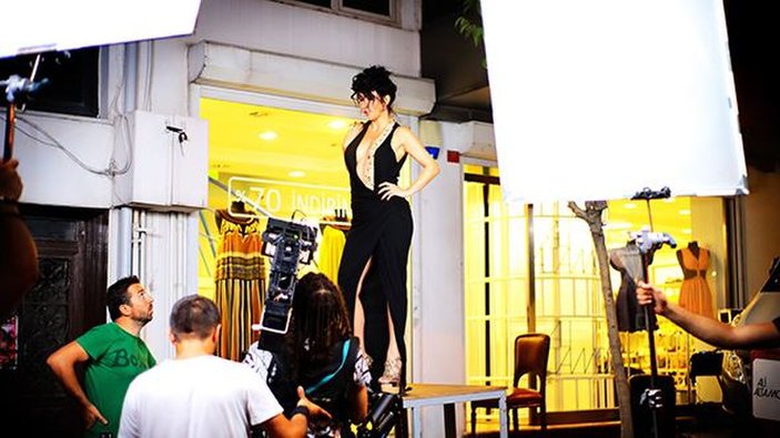 Hande Yener tezgahtarlık yaptığı mağazada klip çekti