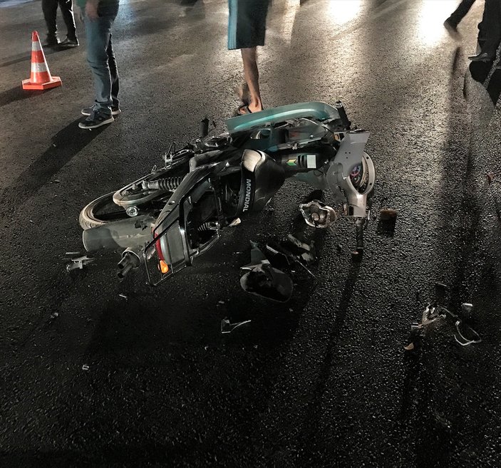 İzmir'de motosikletle kamyon çarpıştı: 1 ölü