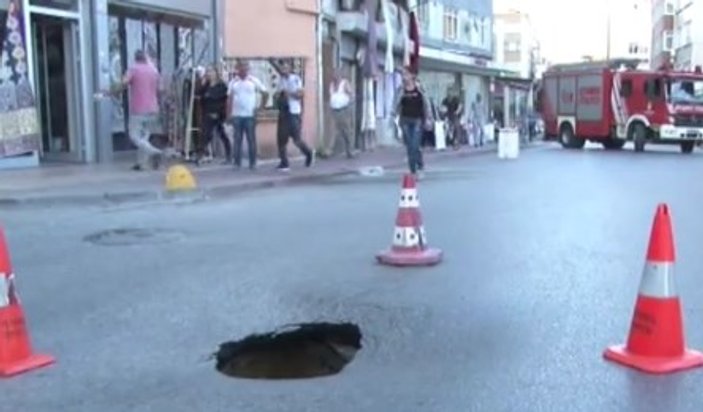Fatih'te cadde ortasında yol çöktü