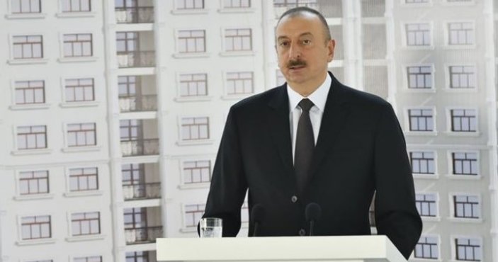 Aliyev'den gazetecilere ev jesti
