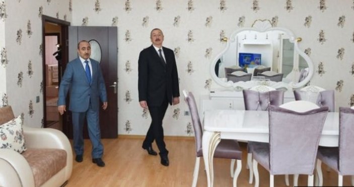 Aliyev'den gazetecilere ev jesti
