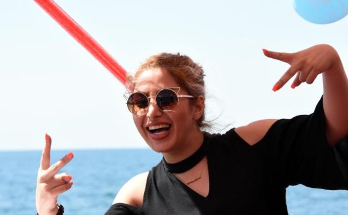 İranlı turistlerden Van Gölü'nde tekne partisi