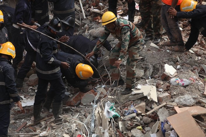 Hindistan'da 5 katlı bina çöktü