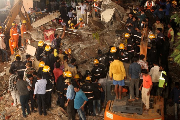 Hindistan'da 5 katlı bina çöktü