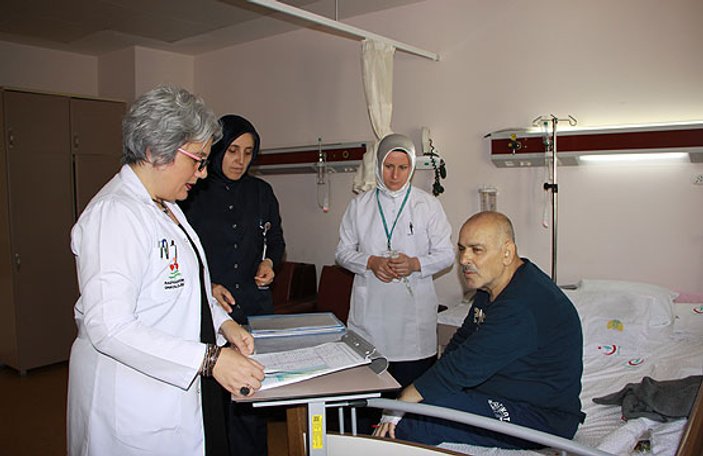 Trabzonlu doktor hastaları için türkü söylüyor