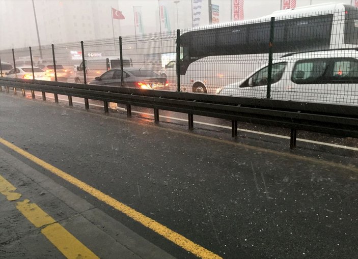 İstanbul'u yağmur ve dolu vurdu
