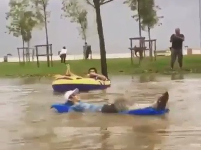 Kadıköy'de yağmur sularında yüzdüler