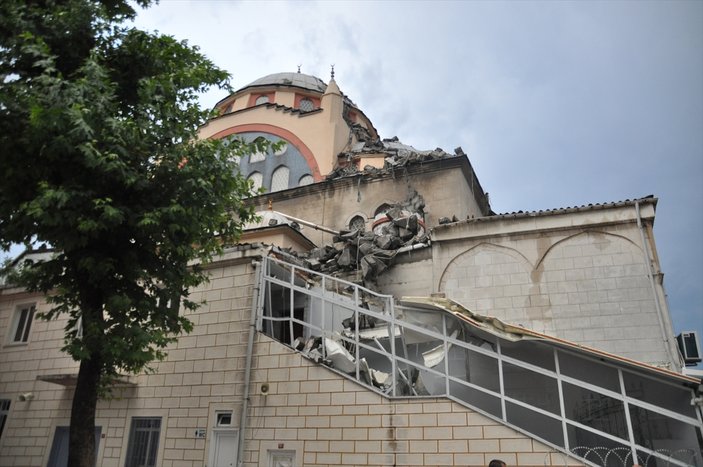 İstanbul'da caminin minaresi yıkıldı