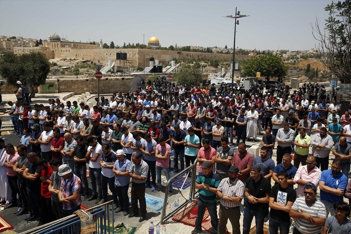 Filistinliler cuma namazını Kudüs’ün caddelerinde kıldı