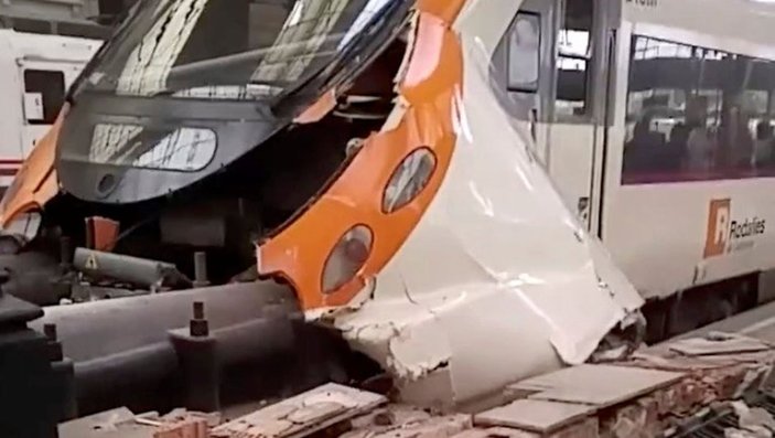 Barselona’da tren kazası: 54 yaralı