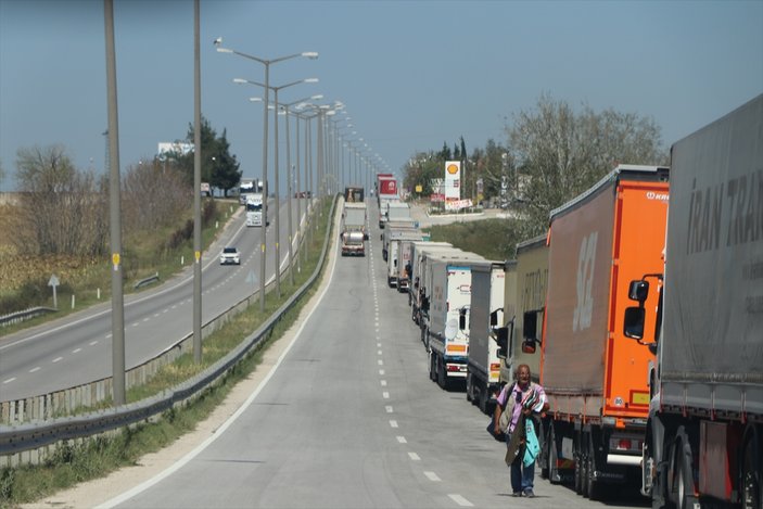 Kapıkule'de 14 kilometrelik tır kuyruğu