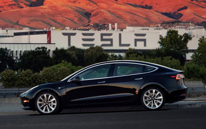 Tesla Model 3 bugün trafiğe çıkıyor