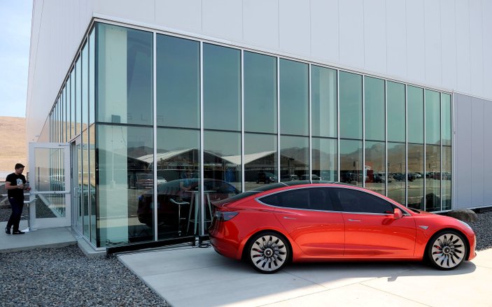Tesla Model 3 bugün trafiğe çıkıyor