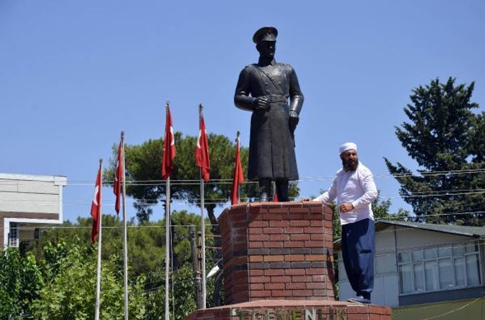Siverek’te Atatürk heykeline orak ile saldırı