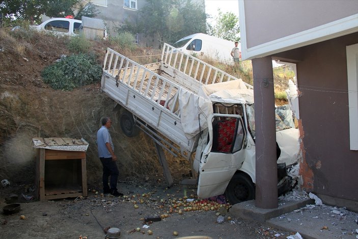 Sivas'ta freni tutmayan kamyonet eve çarparak durdu