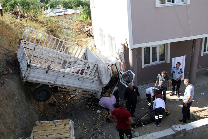 Sivas'ta freni tutmayan kamyonet eve çarparak durdu