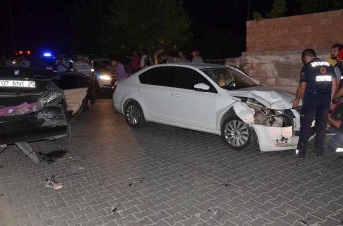 Polisten kaçan sürücü polis aracına çarptı: 4 yaralı