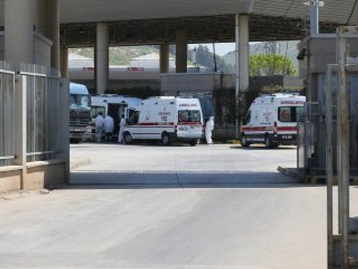İzmir'de bıçaklı kavga: 1'i ağır 4 yaralı