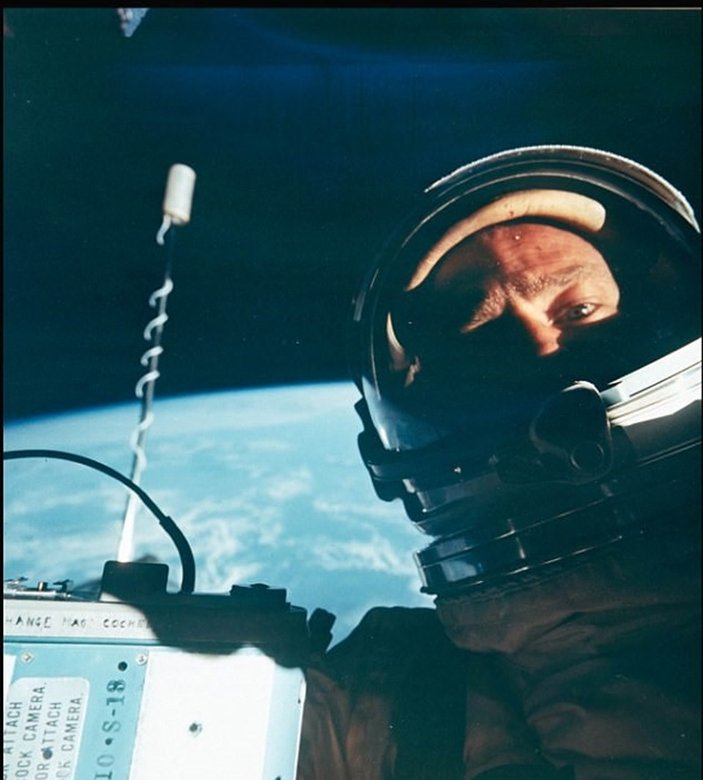 Uzay selfie'si açık artırmada