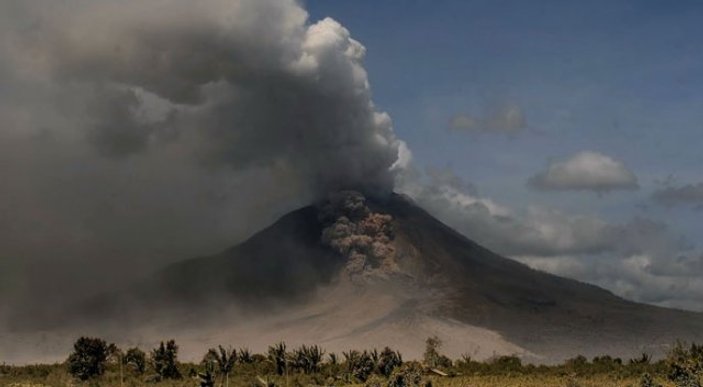 Sinabung Yanardağı tekrardan faaliyete geçti