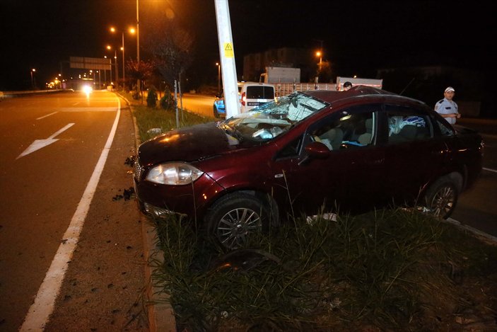 Düzce'de otomobil direğe çarptı: 3 yaralı