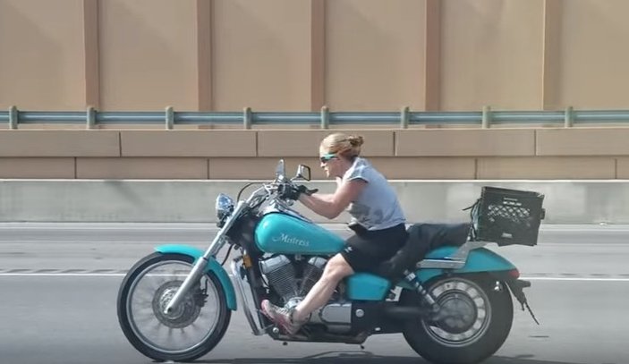 ABD'de yaşlı bir kadın motorsikletle şov yaptı