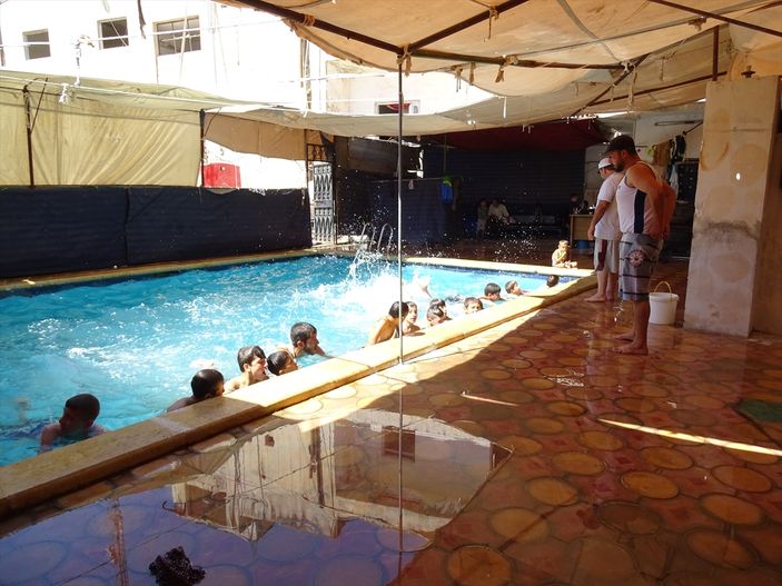 Suriye'de çocuklara yüzme kursu