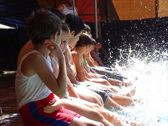 Suriye'de çocuklara yüzme kursu