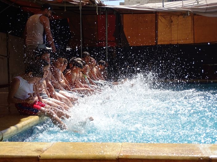 Suriye'de çocuklara yüzme kursu