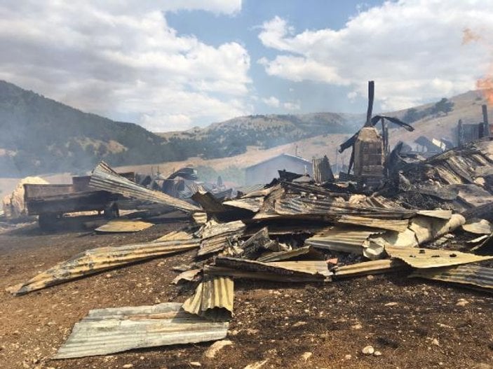 Erzincan'da yangın: 15 ev yandı