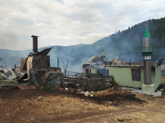 Erzincan'da yangın: 15 ev yandı