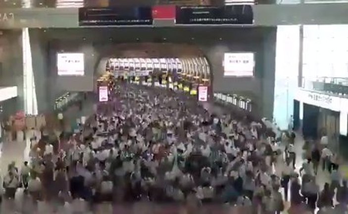 Tokya'da metro istasyonundaki yoğunluk