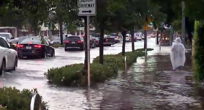 Miami'de tatilciler su taşkınlarıyla boğuşuyor