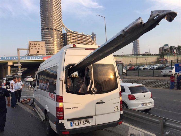 Kadıköy'de servis minibüsü bariyerlere saplandı