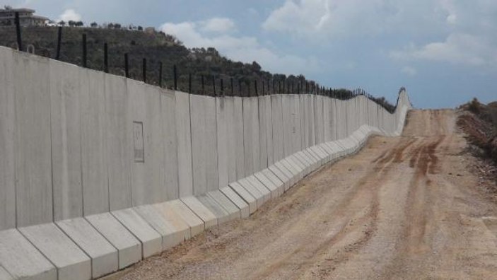 Beton duvarla bölünen Suriye sınırında merdiven yöntemi