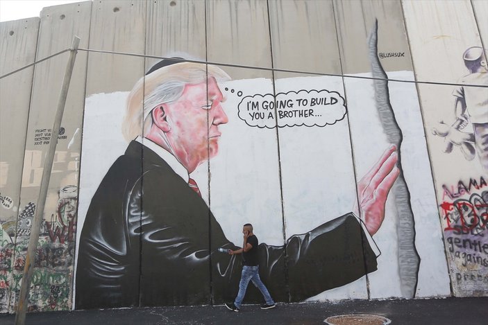 Ayrım Duvarı'nda Trump grafitisi