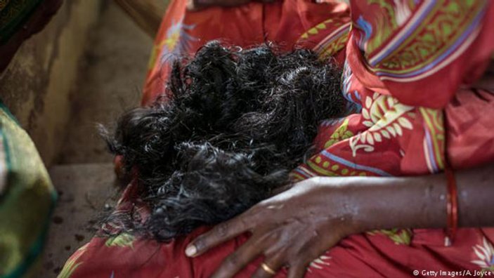 Hindistan'da kadınların uyurken saçları kesildi